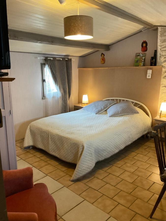 Chambres, Table D'Hotes Et Gites Les Mesanges Saint-Jean-de-Sauves Exterior photo