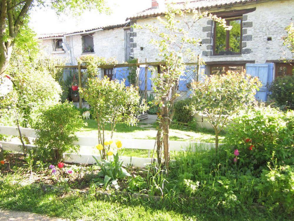 Chambres, Table D'Hotes Et Gites Les Mesanges Saint-Jean-de-Sauves Exterior photo